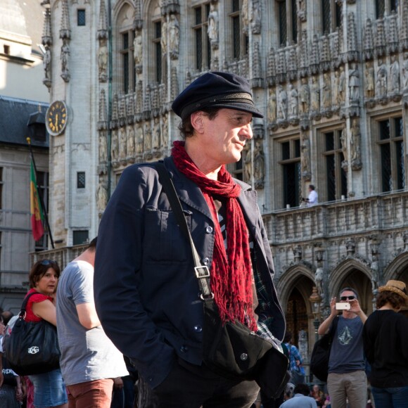 Le chanteur Francis Lalanne se recueille lors d'un hommage à Maurane sur la Grand-Place de Bruxelles en Belgique, où pendant une heure étaient diffusés ses plus grands tubes le 8 mai 2018.