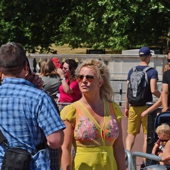 Exclusif - Britney Spears et ses enfants Jayden et Sean visitent Buckingham Palace et les autres attractions touristiques, accompagnés par deux gardes du corps. Londres, le 3 août 2018.