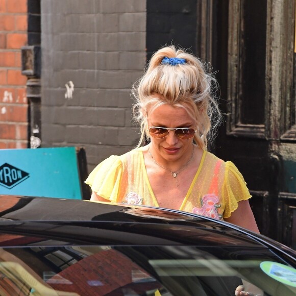 Exclusif - Britney Spears et ses enfants Jayden et Sean visitent Buckingham Palace et les autres attractions touristiques, accompagnés par deux gardes du corps. Londres, le 3 août 2018.