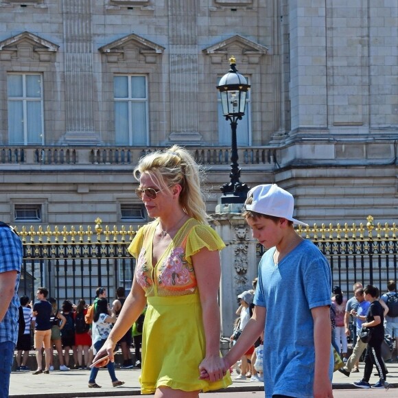 Exclusif - Britney Spears et ses enfants Jayden et Sean visitent Buckingham Palace et les autres attractions touristiques, accompagnés par deux gardes du corps. Londres, le 3 août 2018.