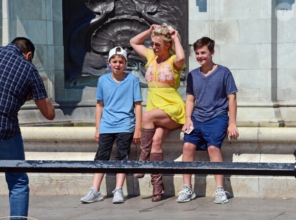 Exclusif - Britney Spears et ses enfants Jayden et Sean visitent Buckingham Palace et les autres attractions touristiques, accompagnés par deux gardes du corps. Londres, le 3 août 2018. M