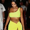 Kim Kardashian vêtue d'une tenue fluorescente profite de la nuit avec ses amis Jonathan Cheban et Larsa Pippen à Miami le 17 août 2018.