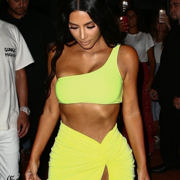 Kim Kardashian vêtue d'une tenue fluorescente profite de la nuit avec ses amis Jonathan Cheban et Larsa Pippen à Miami le 17 août 2018.