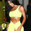 Kim Kardashian vêtue d'une tenue fluorescente et string apparent profite de la nuit avec ses amis Jonathan Cheban et Larsa Pippen à Miami le 17 août 2018.
