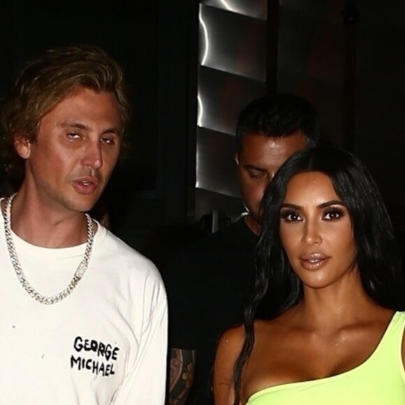 Kim Kardashian avec ses amis Jonathan Cheban et Larsa Pippen à Miami le 17 août 2018.