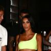 Kim Kardashian profite de la nuit avec ses amis Jonathan Cheban et Larsa Pippen à Miami le 17 août 2018.