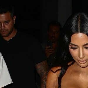 Kim Kardashian vêtue d'une tenue fluorescente profite de la nuit avec ses amis Jonathan Cheban et Larsa Pippen à Miami le 17 août 2018.