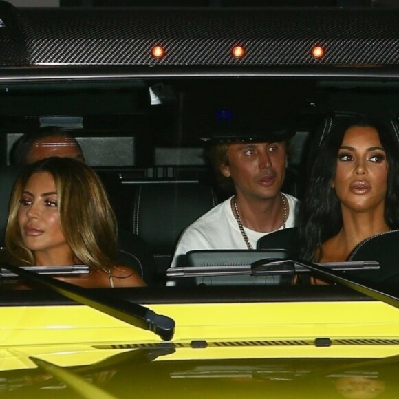 Kim Kardashian vêtue d'une tenue fluorescente profite de la nuit avec ses amis Jonathan Cheban et Larsa Pippen à Miami le 17 août 2018.