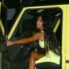 Kim Kardashian vêtue d'une tenue fluorescente profite de la nuit avec ses amis Jonathan Cheban et Larsa Pippen à Miami le 17 août 2018.