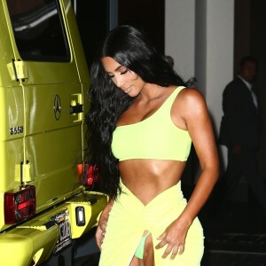 Kim Kardashian vêtue d'une tenue fluorescente profite de la nuit avec ses amis Jonathan Cheban et Larsa Pippen à Miami le 17 août 2018.