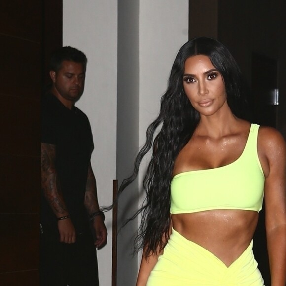 Kim Kardashian vêtue d'une tenue fluorescente profite de la nuit avec ses amis Jonathan Cheban et Larsa Pippen à Miami le 17 août 2018.