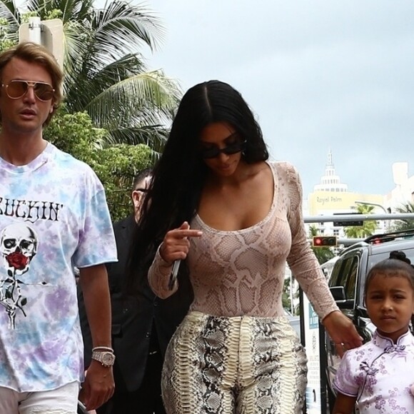 Kim Kardashian quitte son hôtel à Miami pour aller faire du shopping avec sa fille North West et ses amis Larsa Pippen et Jonathan Cheban à Miami le 17 août 2018.