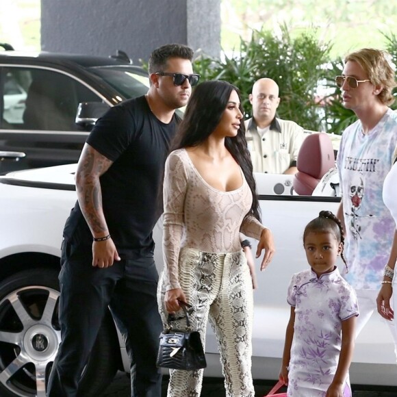 Kim Kardashian quitte son hôtel à Miami pour aller faire du shopping avec sa fille North West et ses amis Larsa Pippen et Jonathan Cheban à Miami le 17 août 2018.