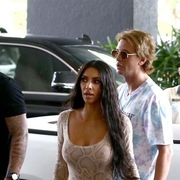 Kim Kardashian quitte son hôtel à Miami pour aller faire du shopping avec sa fille North West et ses amis Larsa Pippen et Jonathan Cheban à Miami le 17 août 2018.
