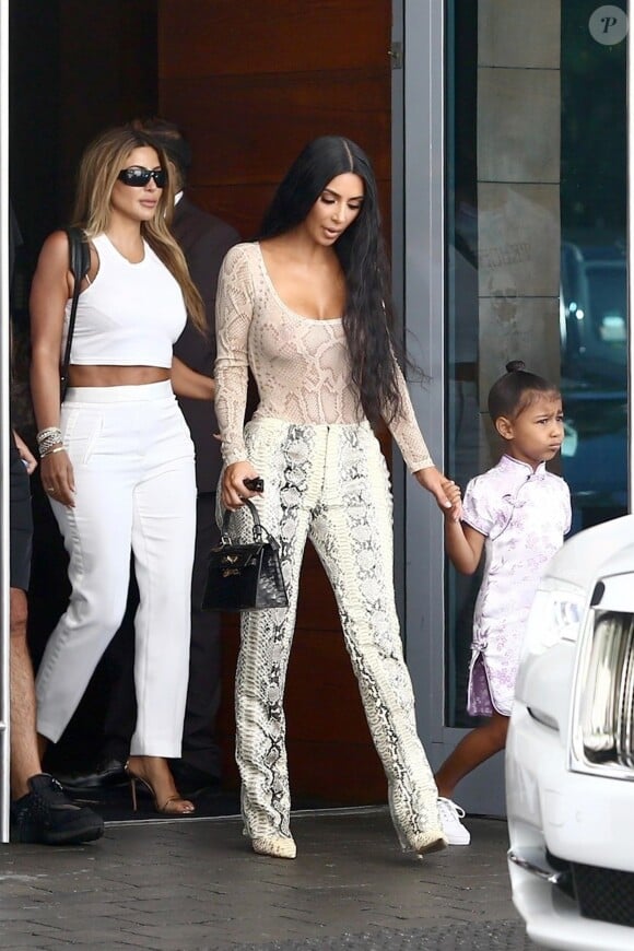 Kim Kardashian quitte son hôtel à Miami pour aller faire du shopping avec sa fille North West et ses amis Larsa Pippen et Jonathan Cheban à Miami le 17 août 2018.