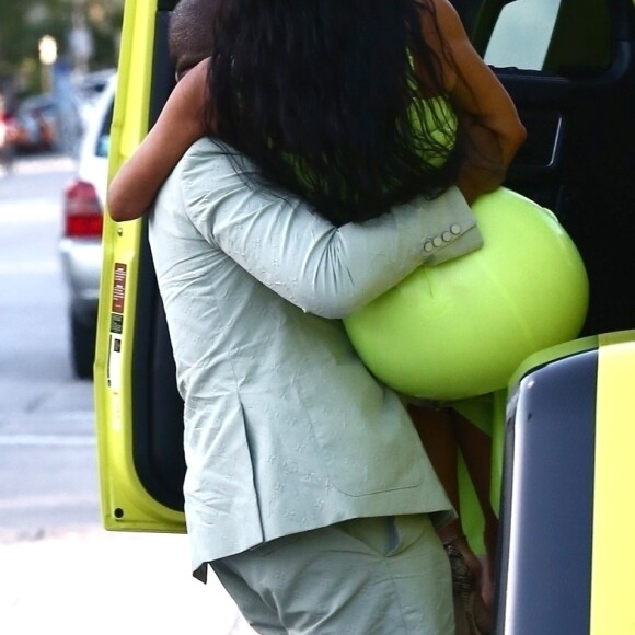 Kanye West et Kim Kardashian lors de leurs vacances à Miami le 18 août 2018. Ils devaient asister le soir même au mariage du rappeur 2 Chainz et Kesha Ward.