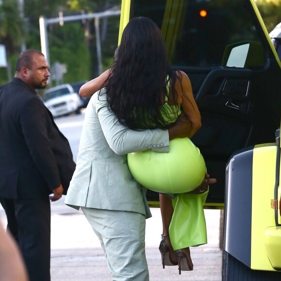 Kanye West et Kim Kardashian lors de leurs vacances à Miami le 18 août 2018. Ils devaient asister le soir même au mariage du rappeur 2 Chainz et Kesha Ward.