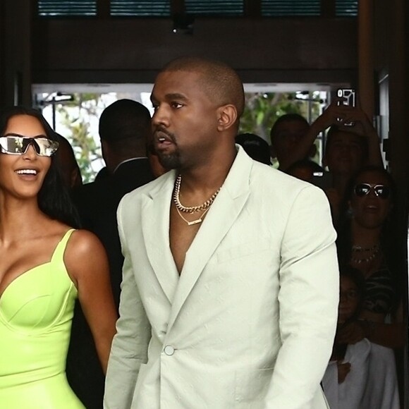 Kim Kardashian et son mari Kanye West arrivent à un mariage privé qui a lieu dans la maison de Versace à Miami le 18 août 2018.