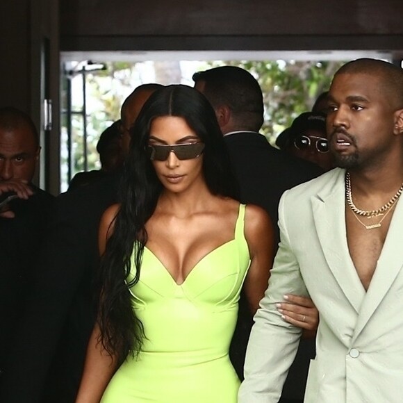 Kim Kardashian et son mari Kanye West arrivent à un mariage privé qui a lieu dans la maison de Versace à Miami le 18 août 2018.
