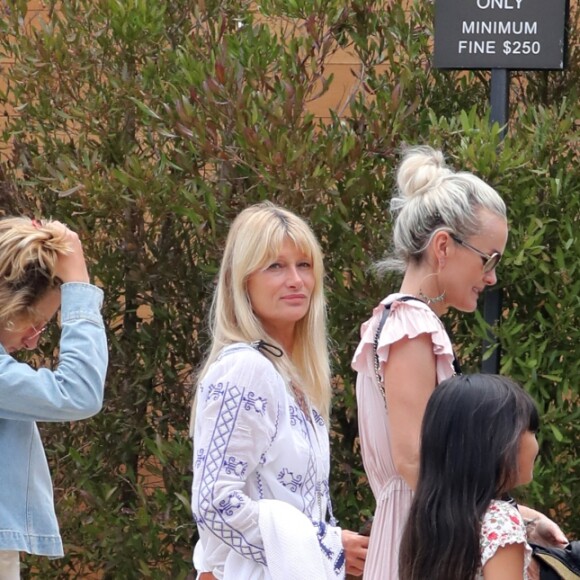 Semi-Exclusif - Isabelle Camus, son fils Joalukas Noah, Laeticia Hallyday, ses filles Jade et Joy arrivent au Little Beach House de Malibu, Californoie, Etats-Unis, le 26 mai 2018.