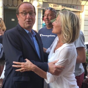 Exclusif - François Hollande, Claire Chazal - François Hollande et sa compagne Julie Gayet sont allés voir Claire Chazal qui dédicaçait son livre "Puisque tout passe: Fragments de vie" à Lectoure dans le Gers, le 20 août 2018.