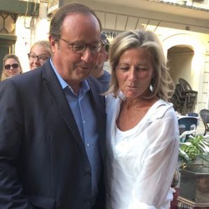 Exclusif - François Hollande, Claire Chazal - François Hollande et sa compagne Julie Gayet sont allés voir Claire Chazal qui dédicaçait son livre "Puisque tout passe: Fragments de vie" à Lectoure dans le Gers, le 20 août 2018.