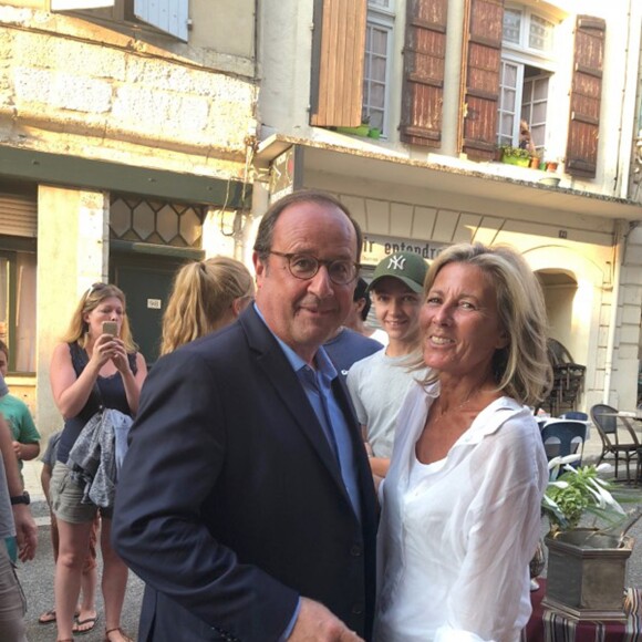 Exclusif - François Hollande, Claire Chazal - François Hollande et sa compagne Julie Gayet sont allés voir Claire Chazal qui dédicaçait son livre "Puisque tout passe: Fragments de vie" à Lectoure dans le Gers, le 20 août 2018.