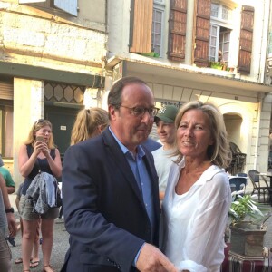 Exclusif - François Hollande, Claire Chazal - François Hollande et sa compagne Julie Gayet sont allés voir Claire Chazal qui dédicaçait son livre "Puisque tout passe: Fragments de vie" à Lectoure dans le Gers, le 20 août 2018.