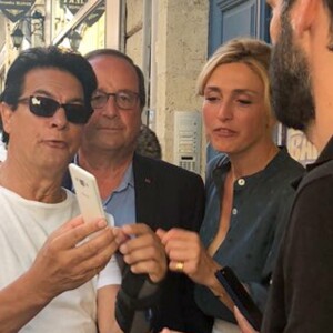 Exclusif - François Hollande et sa compagne Julie Gayet - François Hollande et sa compagne Julie Gayet sont allés voir Claire Chazal qui dédicaçait son livre "Puisque tout passe: Fragments de vie" à Lectoure dans le Gers, le 20 août 2018.