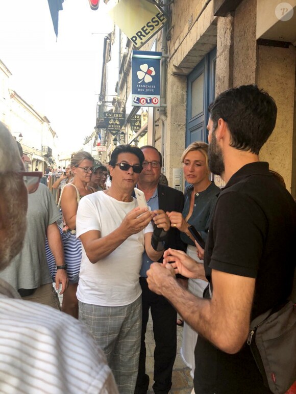 Exclusif - François Hollande et sa compagne Julie Gayet - François Hollande et sa compagne Julie Gayet sont allés voir Claire Chazal qui dédicaçait son livre "Puisque tout passe: Fragments de vie" à Lectoure dans le Gers, le 20 août 2018.