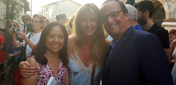 Exclusif - Sarah Lavoine, François Hollande - François Hollande et sa compagne Julie Gayet sont allés voir Claire Chazal qui dédicaçait son livre "Puisque tout passe: Fragments de vie" à Lectoure dans le Gers, le 20 août 2018.