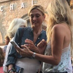 Exclusif - Sarah Lavoine, Julie Gayet - François Hollande et sa compagne Julie Gayet sont allés voir Claire Chazal qui dédicaçait son livre "Puisque tout passe: Fragments de vie" à Lectoure dans le Gers, le 20 août 2018.