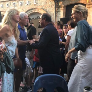 Exclusif - Sarah Lavoine, François Hollande et sa compagne Julie Gayet - François Hollande et sa compagne Julie Gayet sont allés voir Claire Chazal qui dédicaçait son livre "Puisque tout passe: Fragments de vie" à Lectoure dans le Gers, le 20 août 2018.