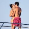 Exclusif - La fille d'Eros Ramazzotti, Aurora Ramazzotti et son compagnon Goffredo Cerza s'embrassent sur un yacht lors de leurs vacances à Porto Cervo en Italie. Le 12 août 2018.