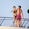 Exclusif - La fille d'Eros Ramazzotti, Aurora Ramazzotti et son compagnon Goffredo Cerza s'embrassent sur un yacht lors de leurs vacances à Porto Cervo en Italie. Le 12 août 2018.