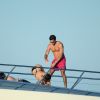Exclusif - La fille d'Eros Ramazzotti, Aurora Ramazzotti et son compagnon Goffredo Cerza s'embrassent sur un yacht lors de leurs vacances à Porto Cervo en Italie. Le 12 août 2018.