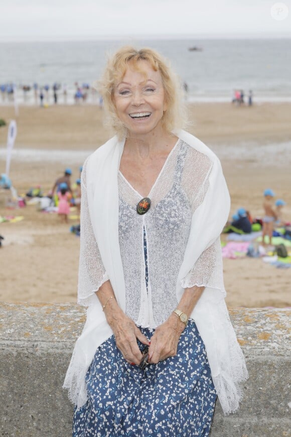 Semi-Exclusif - Isabelle Aubret, son compagnon G. Meys et V. Trierweiler participent à la 'La Journée des oubliés des vacances' organisée par le Secours Populaire à Cabourg, le 22 aout 2018. © CVS / Bestimage