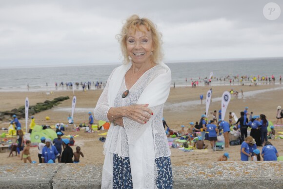 Semi-Exclusif - Isabelle Aubret, son compagnon G. Meys et V. Trierweiler participent à la 'La Journée des oubliés des vacances' organisée par le Secours Populaire à Cabourg, le 22 aout 2018. © CVS / Bestimage