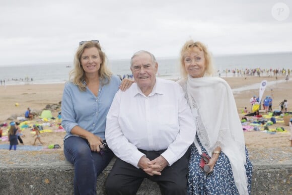 Semi-Exclusif - Isabelle Aubret, son compagnon G. Meys et V. Trierweiler participent à la 'La Journée des oubliés des vacances' organisée par le Secours Populaire à Cabourg, le 22 aout 2018. © CVS / Bestimage