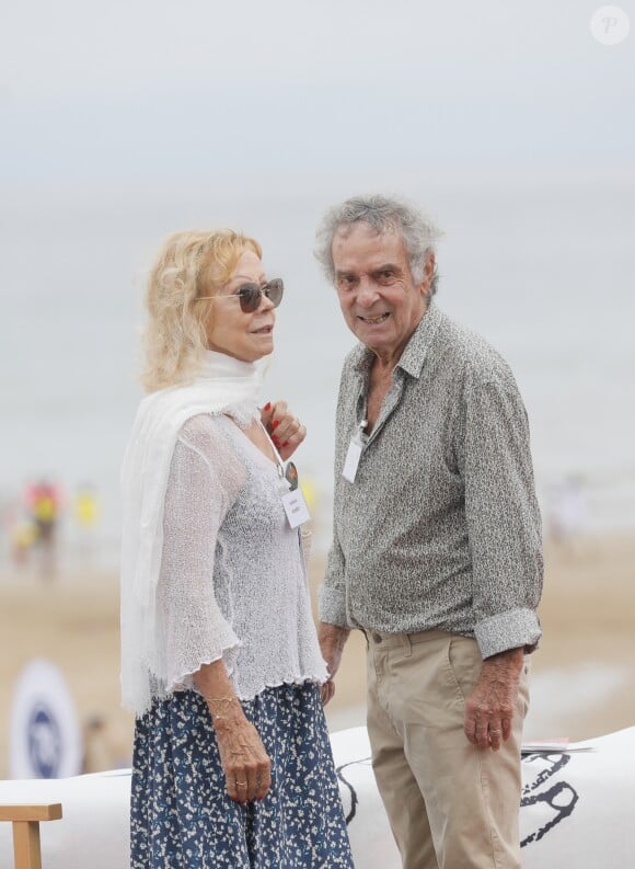 Semi-Exclusif - Isabelle Aubret, son compagnon G. Meys et V. Trierweiler participent à la 'La Journée des oubliés des vacances' organisée par le Secours Populaire à Cabourg, le 22 aout 2018. © CVS / Bestimage