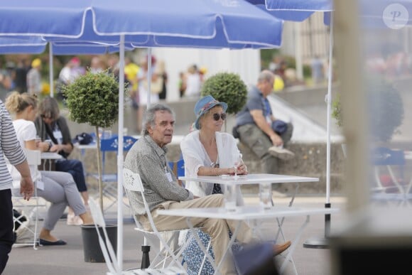 Semi-Exclusif - Isabelle Aubret, son compagnon G. Meys et V. Trierweiler participent à la 'La Journée des oubliés des vacances' organisée par le Secours Populaire à Cabourg, le 22 aout 2018. © CVS / Bestimage