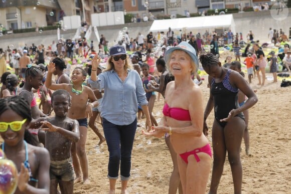 Semi-Exclusif - Isabelle Aubret, son compagnon G. Meys et V. Trierweiler participent à la 'La Journée des oubliés des vacances' organisée par le Secours Populaire à Cabourg, le 22 aout 2018. © CVS / Bestimage