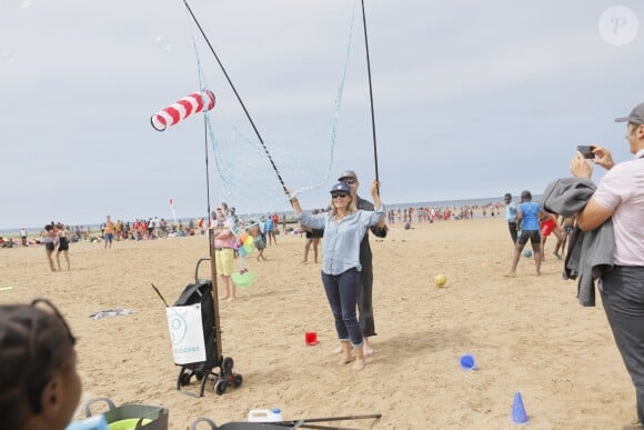 Semi-Exclusif - Isabelle Aubret, son compagnon G. Meys et V. Trierweiler participent à la 'La Journée des oubliés des vacances' organisée par le Secours Populaire à Cabourg, le 22 aout 2018. © CVS / Bestimage