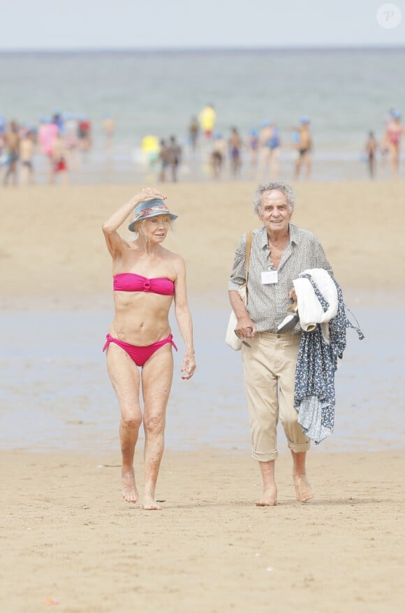Semi-Exclusif - Isabelle Aubret, son compagnon G. Meys et V. Trierweiler participent à la 'La Journée des oubliés des vacances' organisée par le Secours Populaire à Cabourg, le 22 aout 2018. © CVS / Bestimage