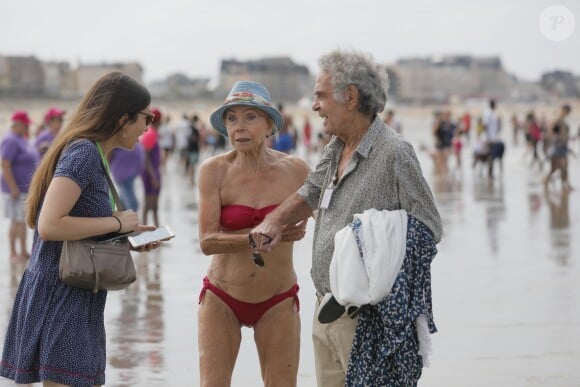 Semi-Exclusif - Isabelle Aubret, son compagnon G. Meys et V. Trierweiler participent à la 'La Journée des oubliés des vacances' organisée par le Secours Populaire à Cabourg, le 22 aout 2018. © CVS / Bestimage