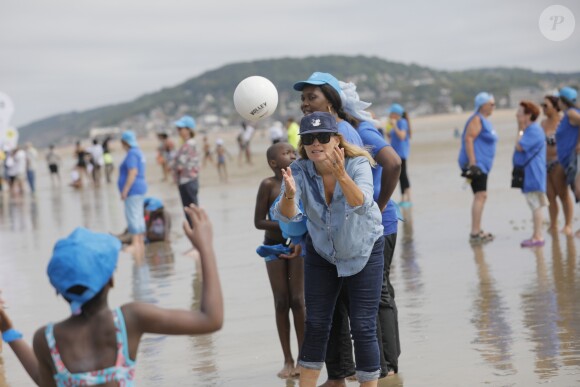 Semi-exclusif - Isabelle Aubret et son compagnon Gérard Meys - "La Journée des oubliés des vacances" organisée par le Secours Populaire, emmène 5000 enfants franciliens sur les plages de Cabourg, en Normandie, France, le 23 août, 2018. © CVS/Bestimage