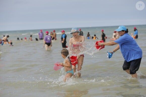 Semi-exclusif - Isabelle Aubret et son compagnon Gérard Meys - "La Journée des oubliés des vacances" organisée par le Secours Populaire, emmène 5000 enfants franciliens sur les plages de Cabourg, en Normandie, France, le 23 août, 2018. © CVS/Bestimage