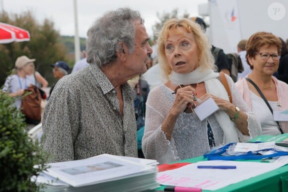 Semi-exclusif - Isabelle Aubret et son compagnon Gérard Meys - "La Journée des oubliés des vacances" organisée par le Secours Populaire, emmène 5000 enfants franciliens sur les plages de Cabourg, en Normandie, France, le 23 août, 2018. © CVS/Bestimage