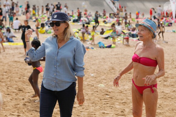 Semi-exclusif - Isabelle Aubret et son compagnon Gérard Meys - "La Journée des oubliés des vacances" organisée par le Secours Populaire, emmène 5000 enfants franciliens sur les plages de Cabourg, en Normandie, France, le 23 août, 2018. © CVS/Bestimage