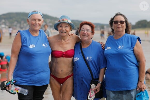 Semi-exclusif - Isabelle Aubret et son compagnon Gérard Meys - "La Journée des oubliés des vacances" organisée par le Secours Populaire, emmène 5000 enfants franciliens sur les plages de Cabourg, en Normandie, France, le 23 août, 2018. © CVS/Bestimage